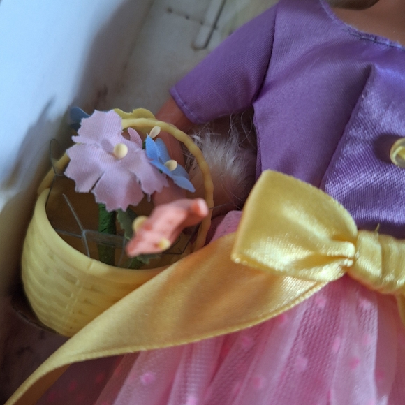 AVON EXCLUSIVE Spring blossom Barbie - Picture 5 of 12